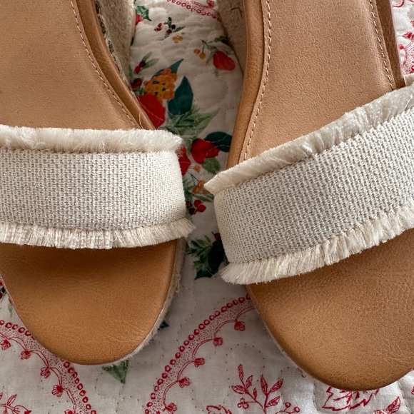 Vici Wedges - Picture 7 of 9